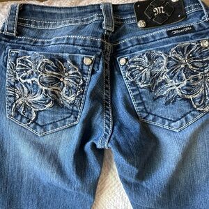 Selling a nice pair of miss me flare girls jeans. Size 25